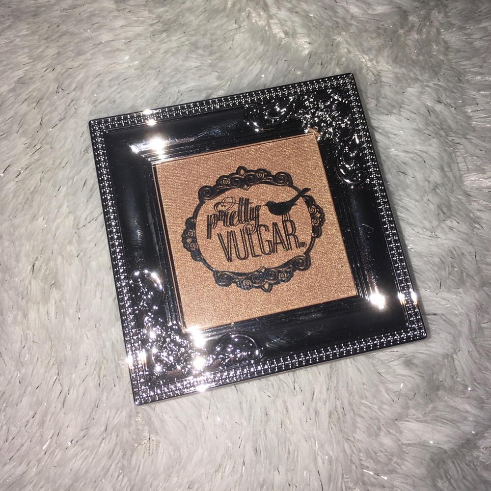 Pretty Vulgar highlighter in Shimmering Swan